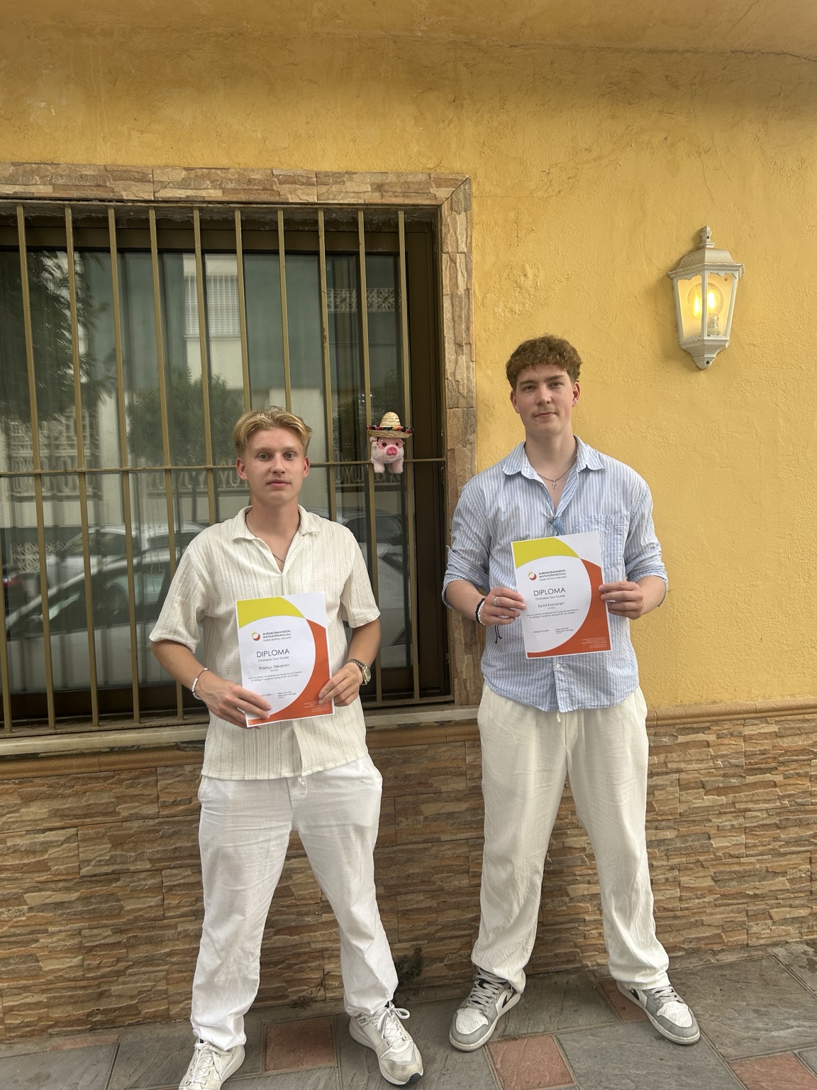 Eemil ja Rasmus esittelevät matkaopaskoulun diplomejaan
